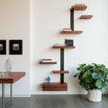 Libreria a scala dal design essenziale, marrone e nero, per la casa
