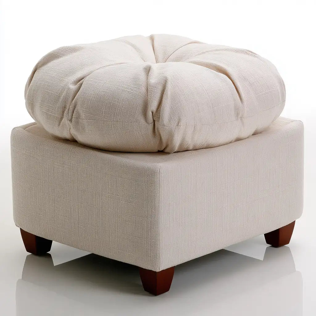 Pouf imbottito dalla forma compatta, beige, per la casa