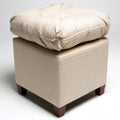 Pouf imbottito dalla forma compatta, beige, per la casa