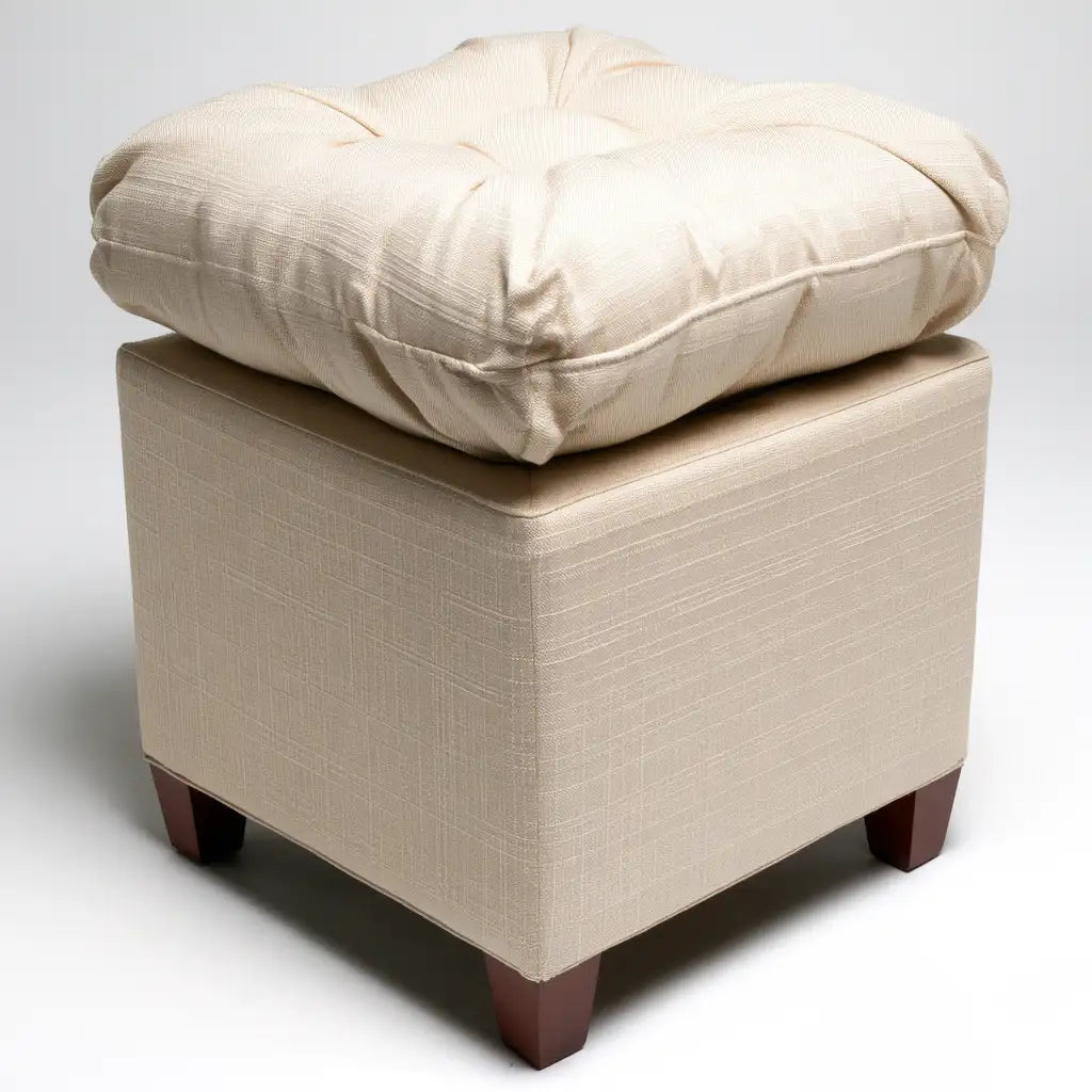 Pouf imbottito dalla forma compatta, beige, per la casa