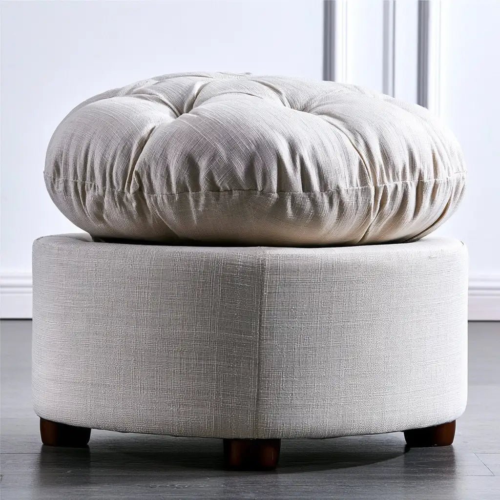 Pouf imbottito dalla forma compatta, beige, per la casa